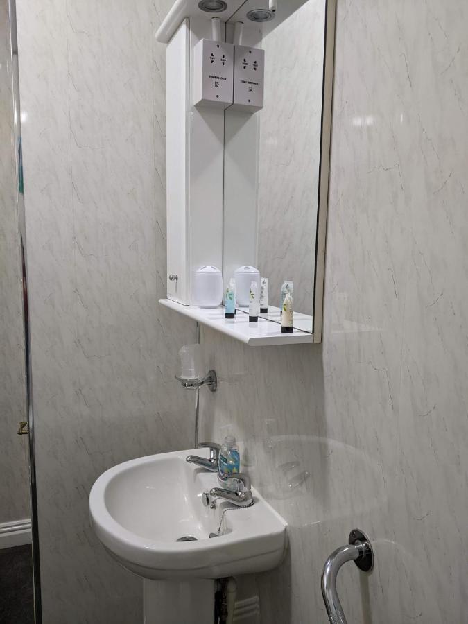 Kingswinford Guest House 페인턴 외부 사진